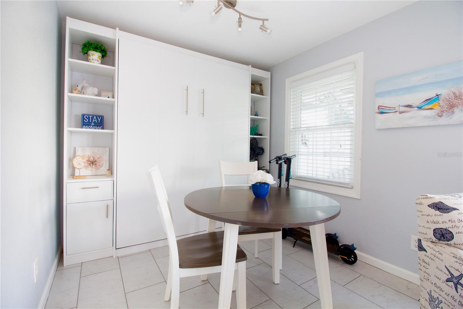 MURPHYBED AND DINNING AREA