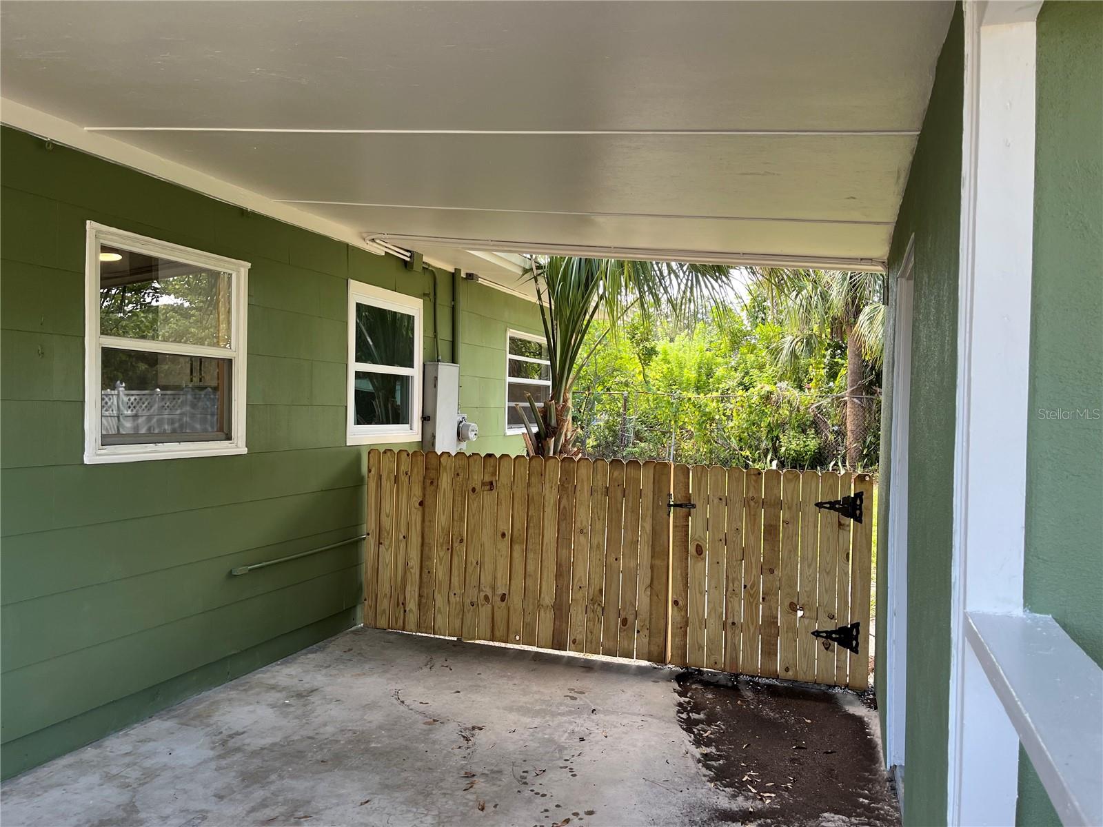 CARPORT WITH GATE