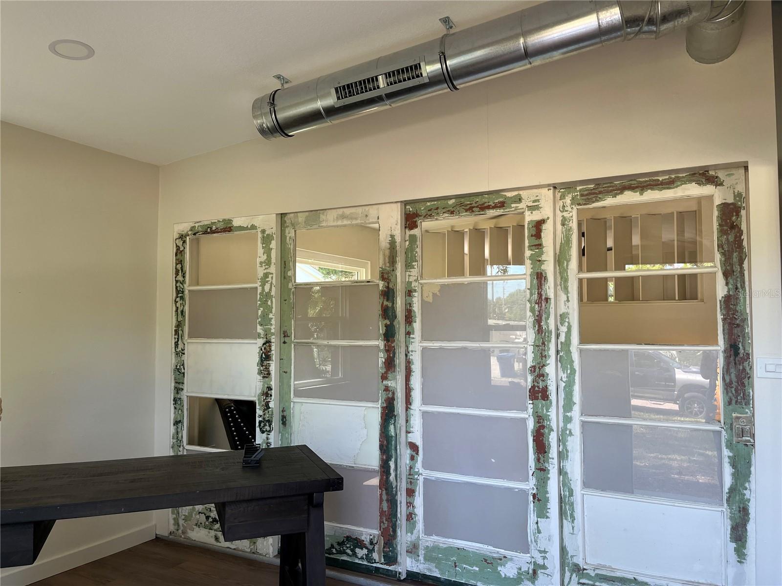 ENTRYWAY FLEX SPACE DOOR WALL CLOSED