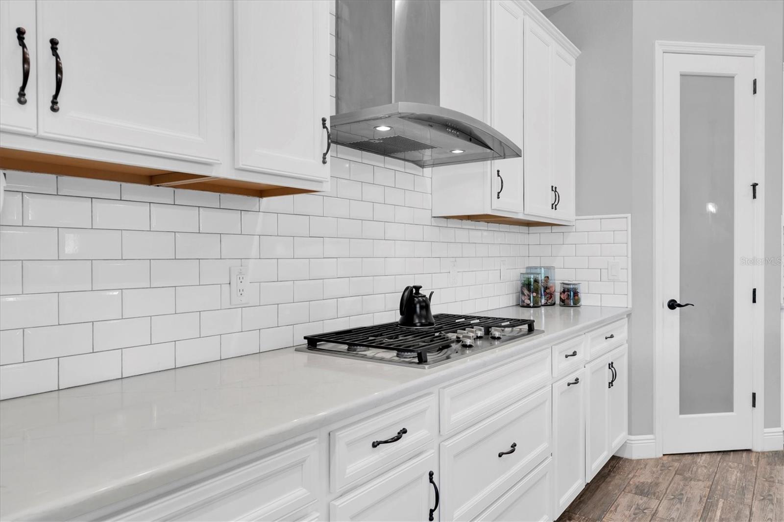 GAS COOKTOP WITH VENTED HOOD