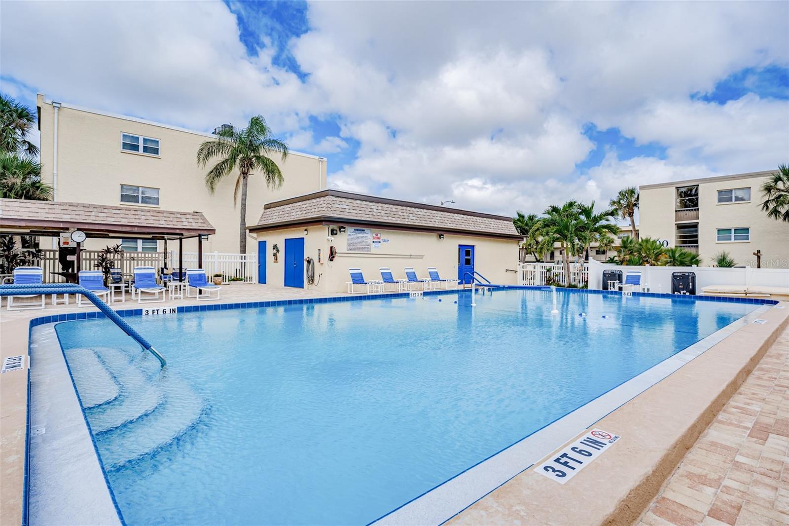 Large Sparking Pool
