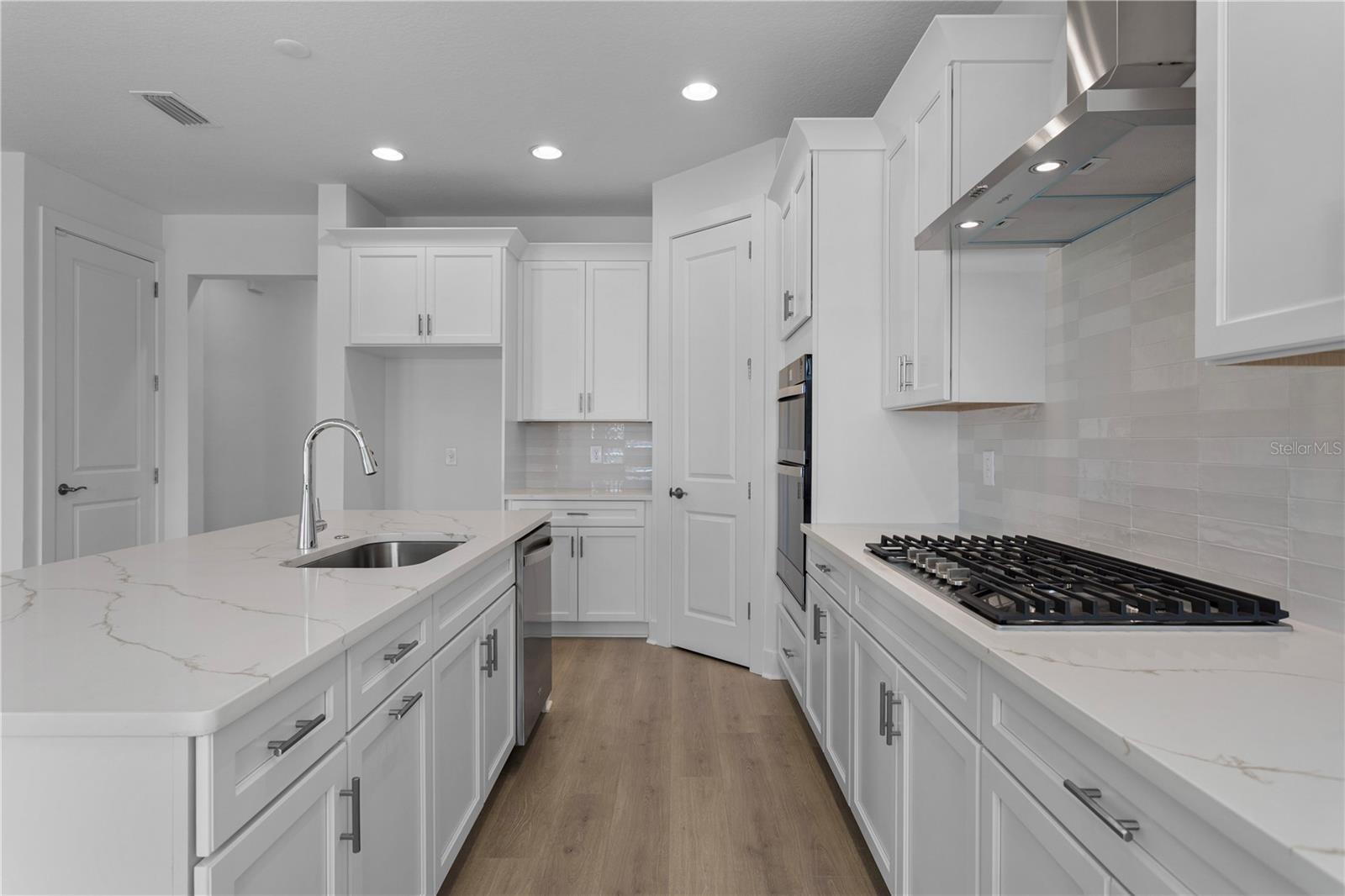 Kitchen Walk In Pantry 36" Natural Gas Cooktop