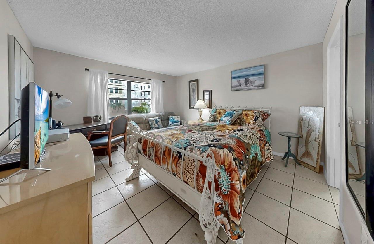 Large bedroom with en suite and walk in closet