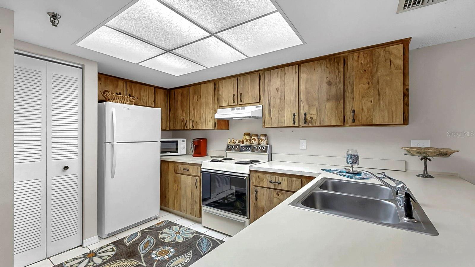 Great kitchen with pantry!