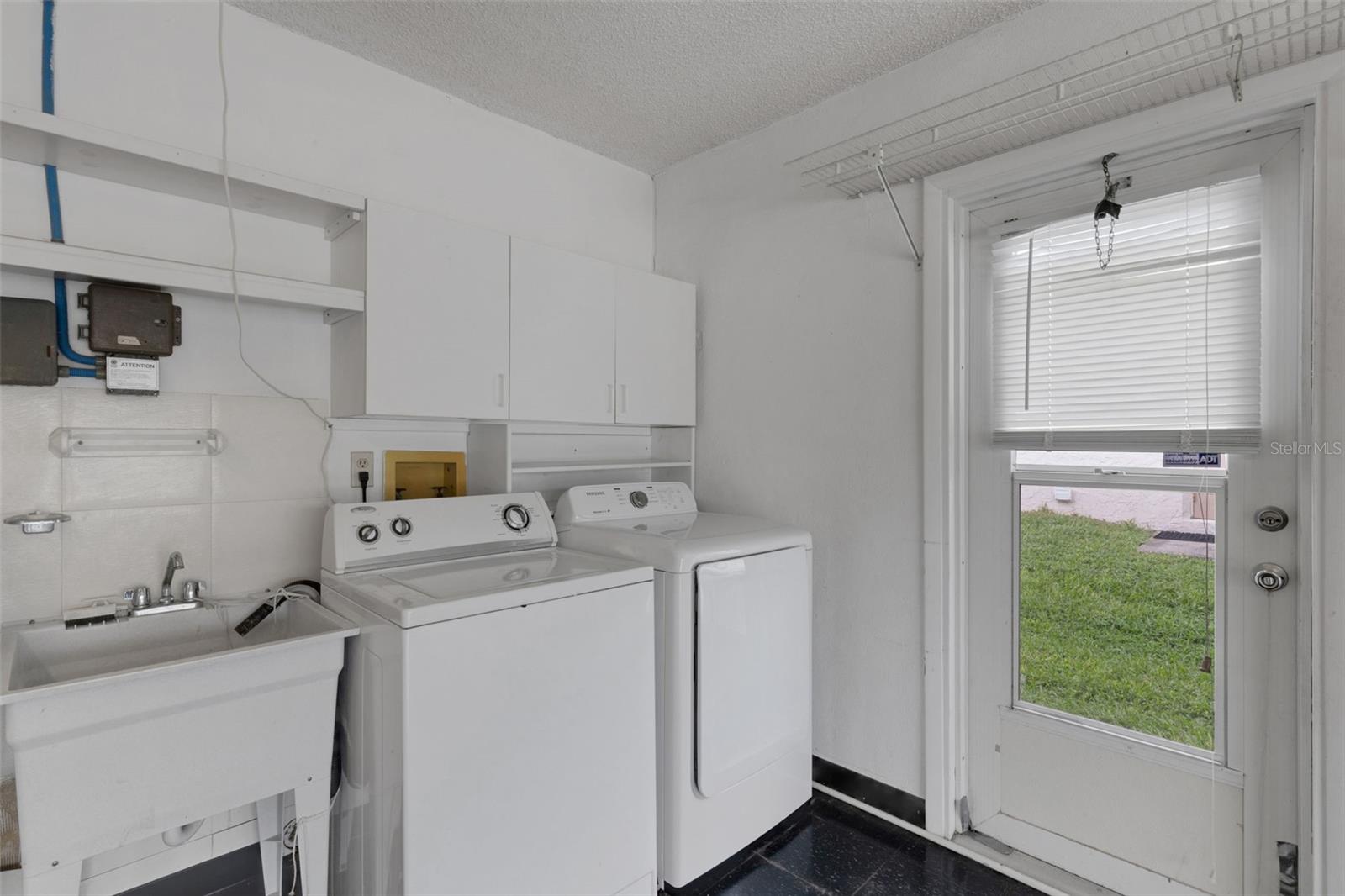 Washer/dryer and handy utility sink