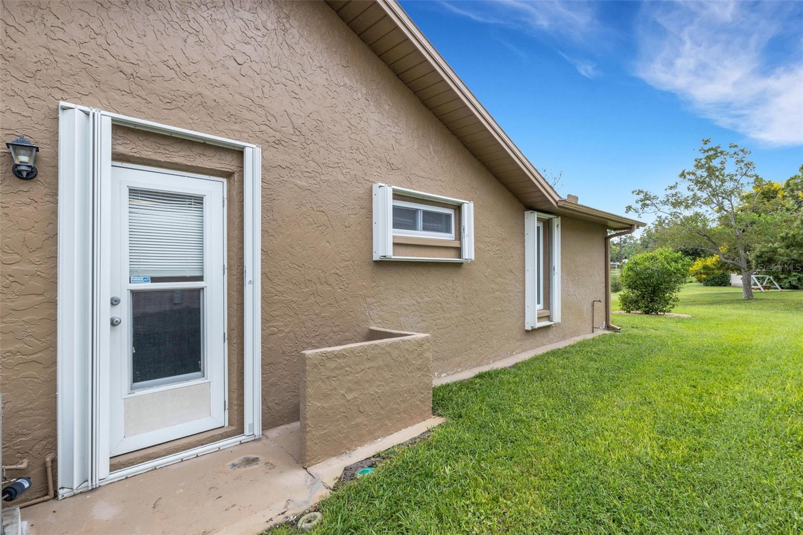 Easy to handle Hurricane shutters on all New windows