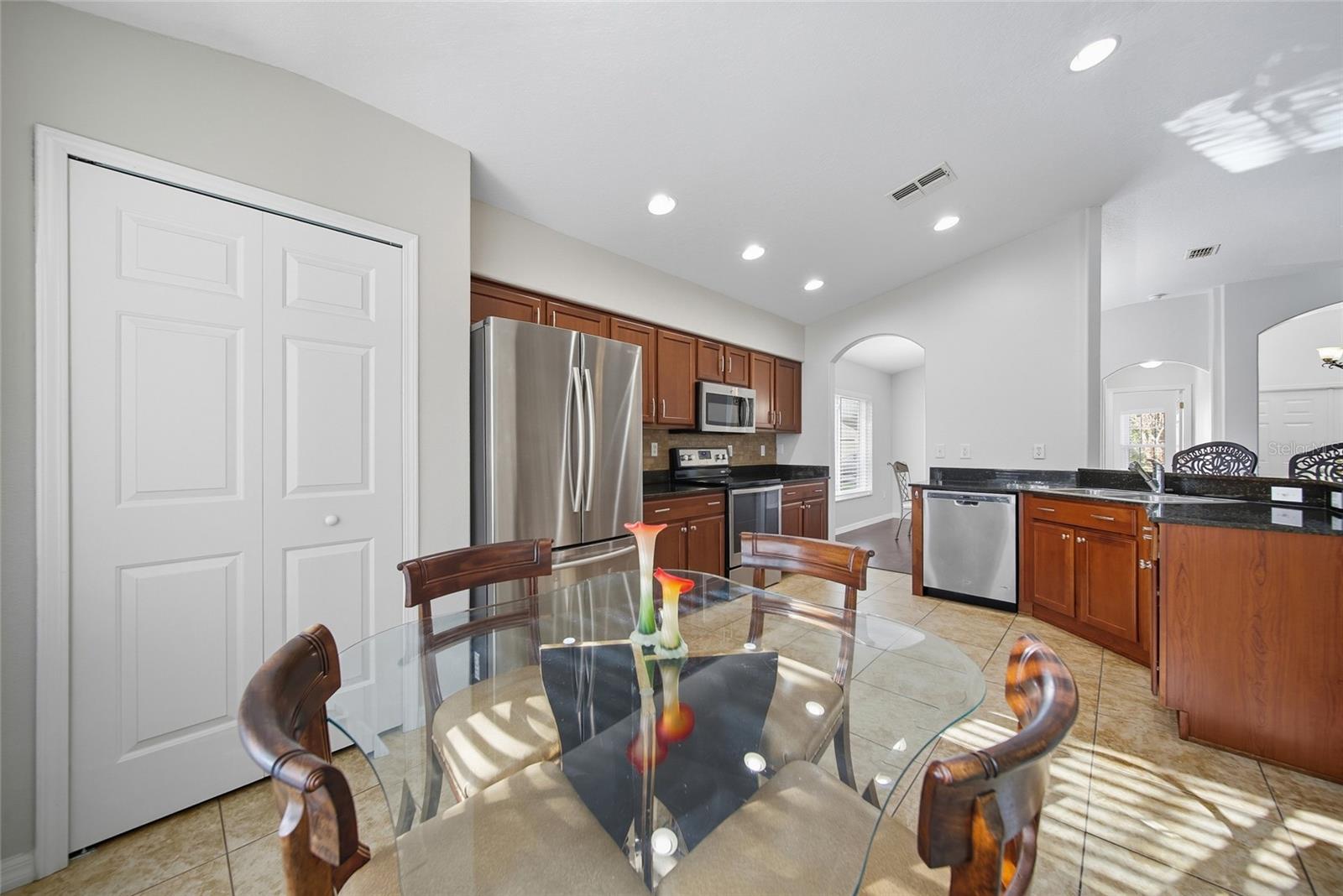 Breakfast nook/cafe area