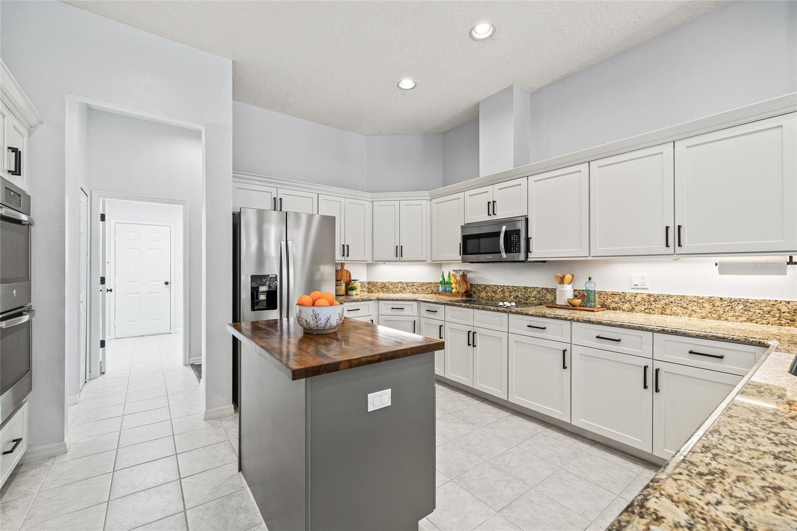 Center island great for kitchen prep.