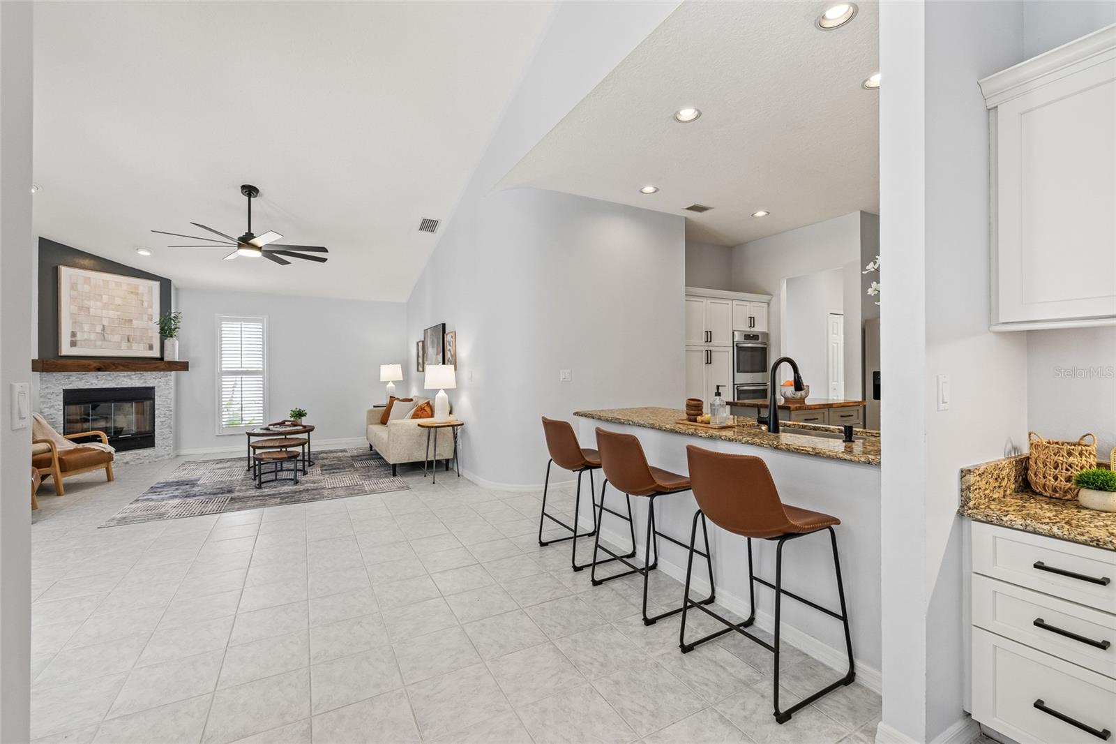 Casual breakfast bar seating for early mornings!