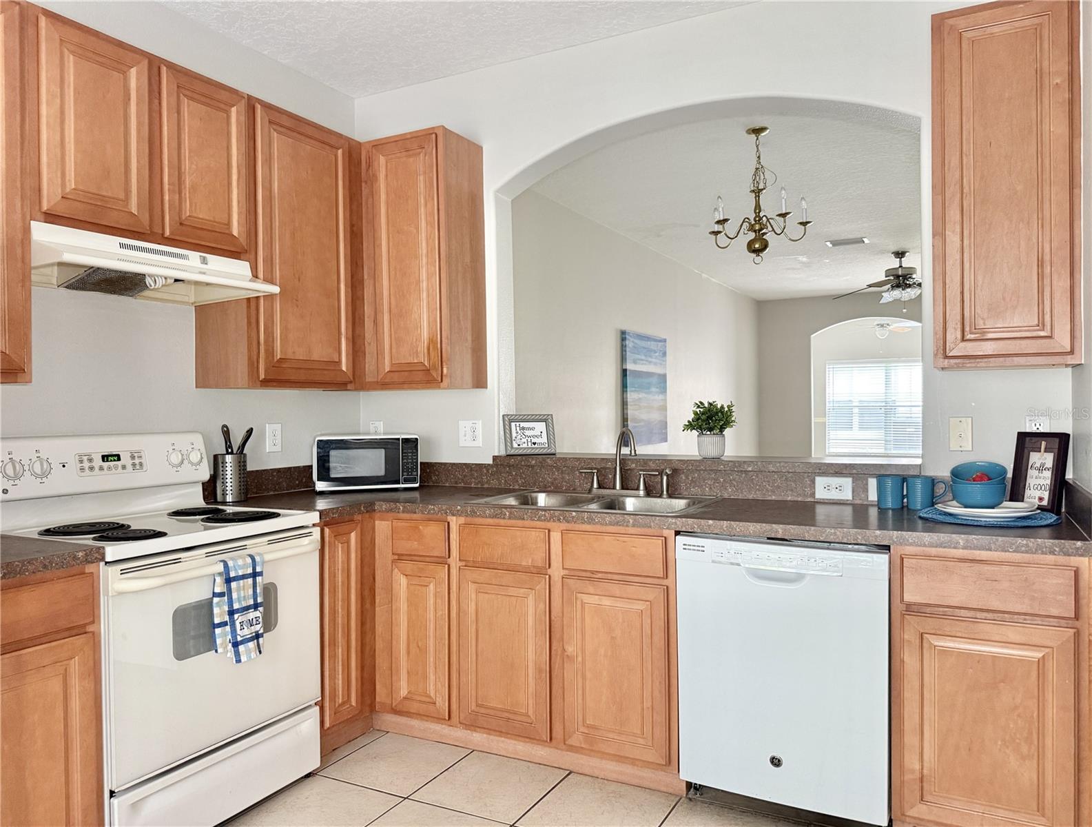 Kitchen - 9'10" x 13'7"