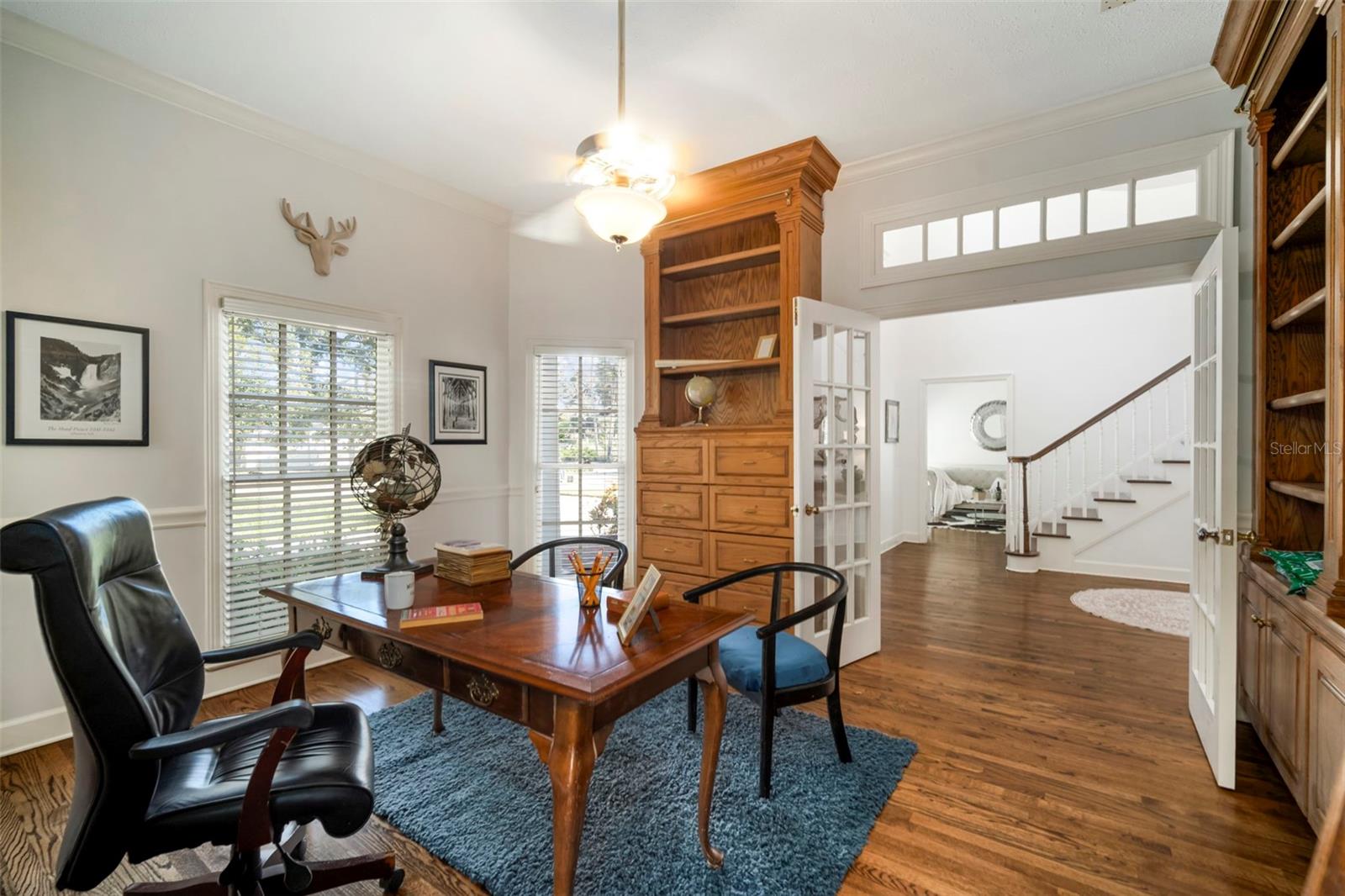 LARGE CENTRAL FAMILY ROOM