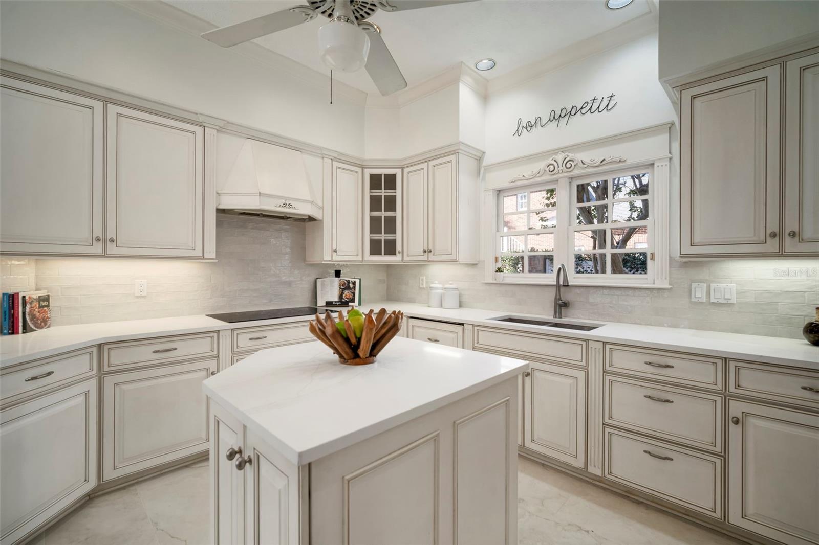 BREAKFAST ROOM TO THE POOL
