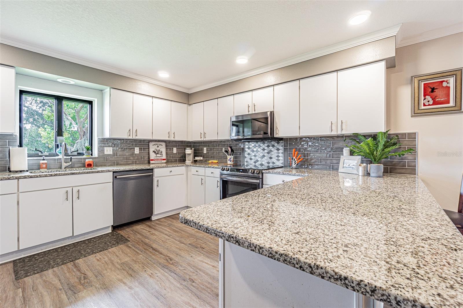 SPACIOUS kitchen with Gleaming Granite!