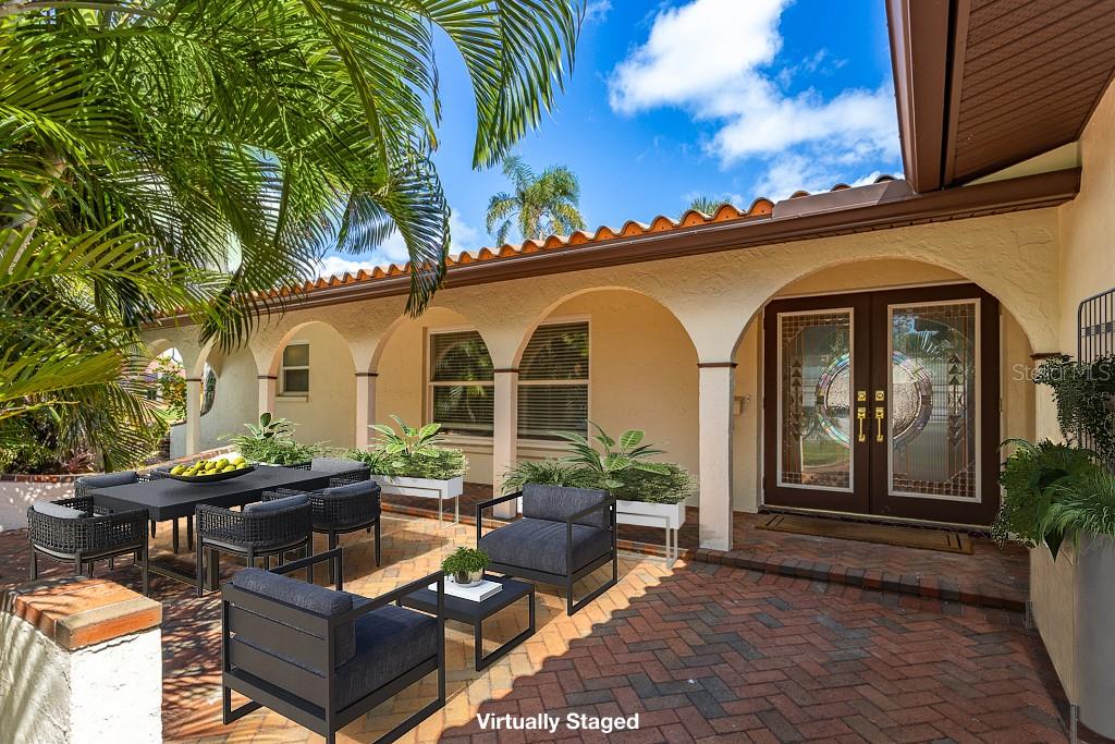 Secluded front courtyard area perfect for entertaining