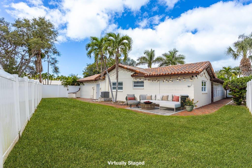 Spacious side yard with plenty of room for a pool.