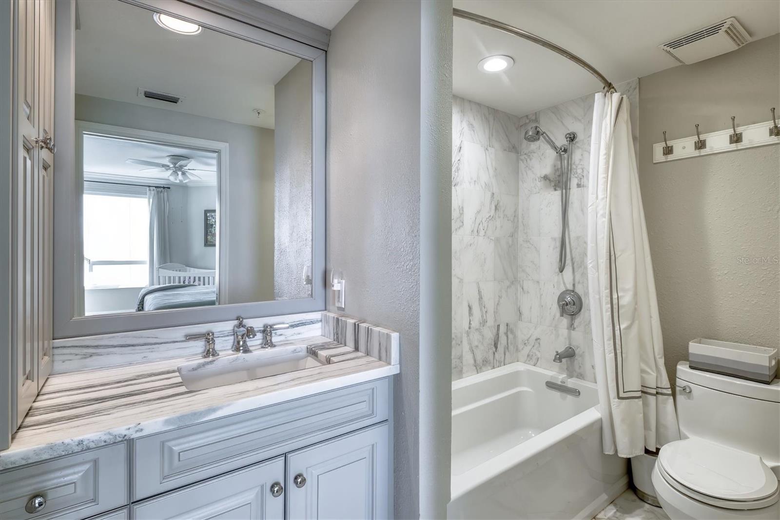 En suite bath 2