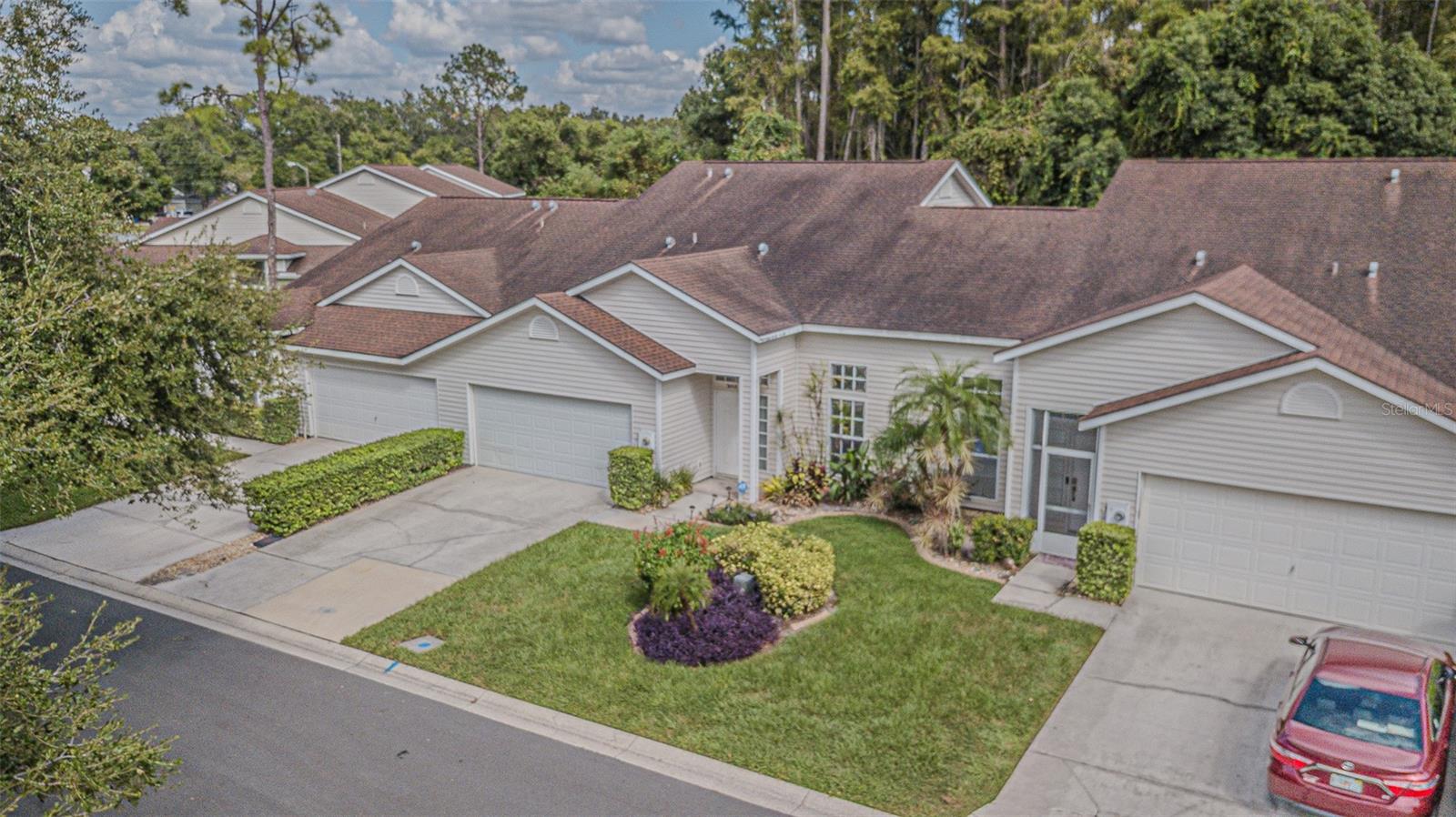 Townhouse with 2 car garage on cul-de-sac