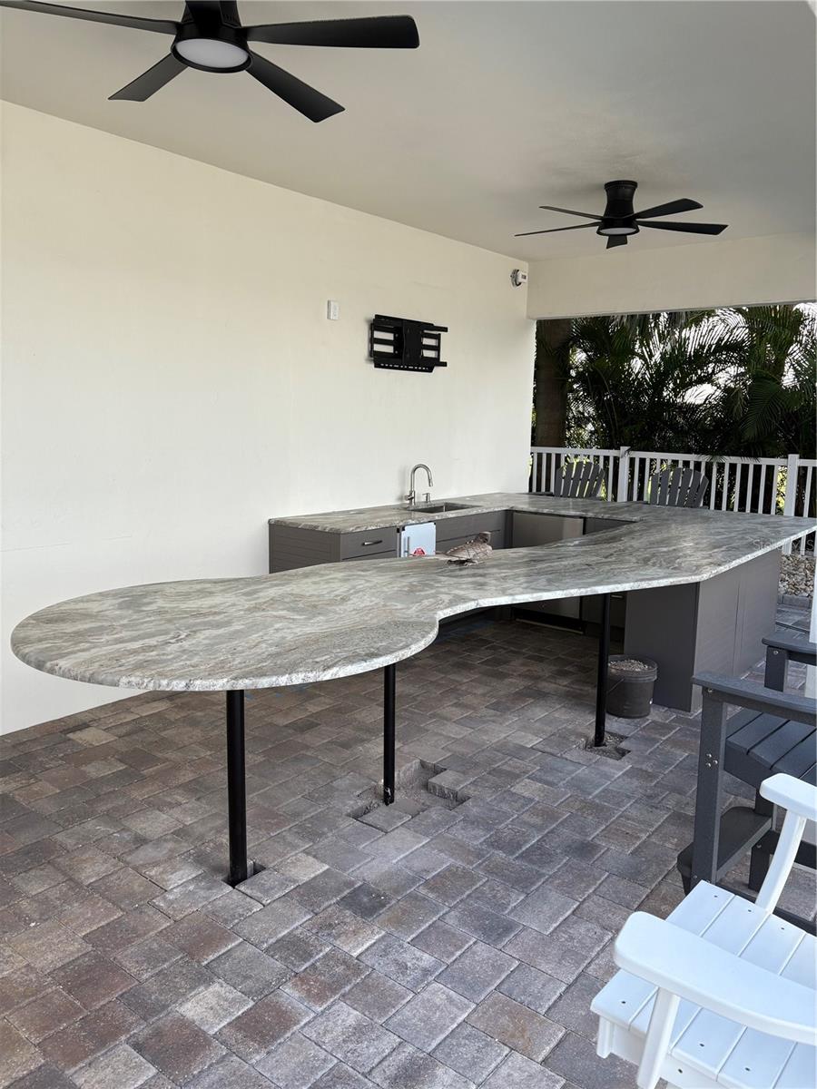 OUTDOOR BAR