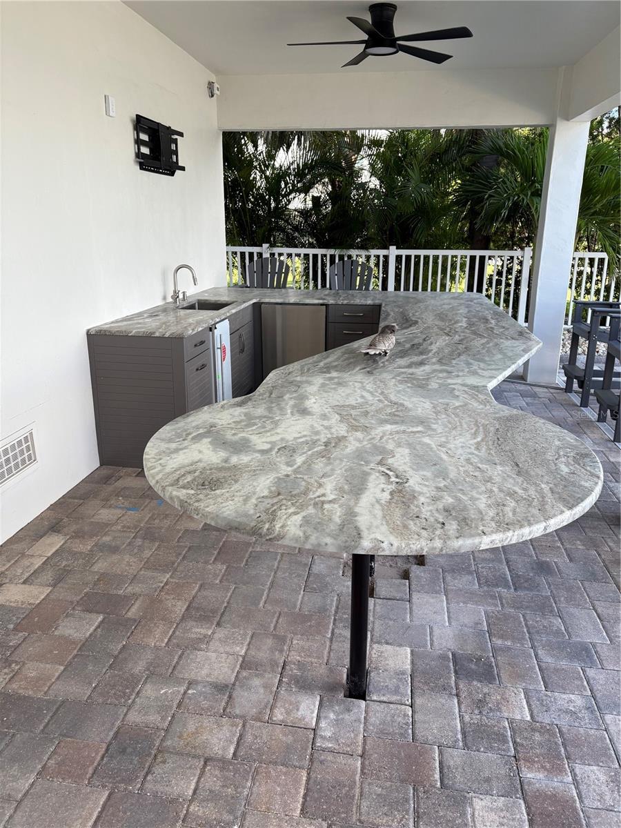 OUTDOOR BAR