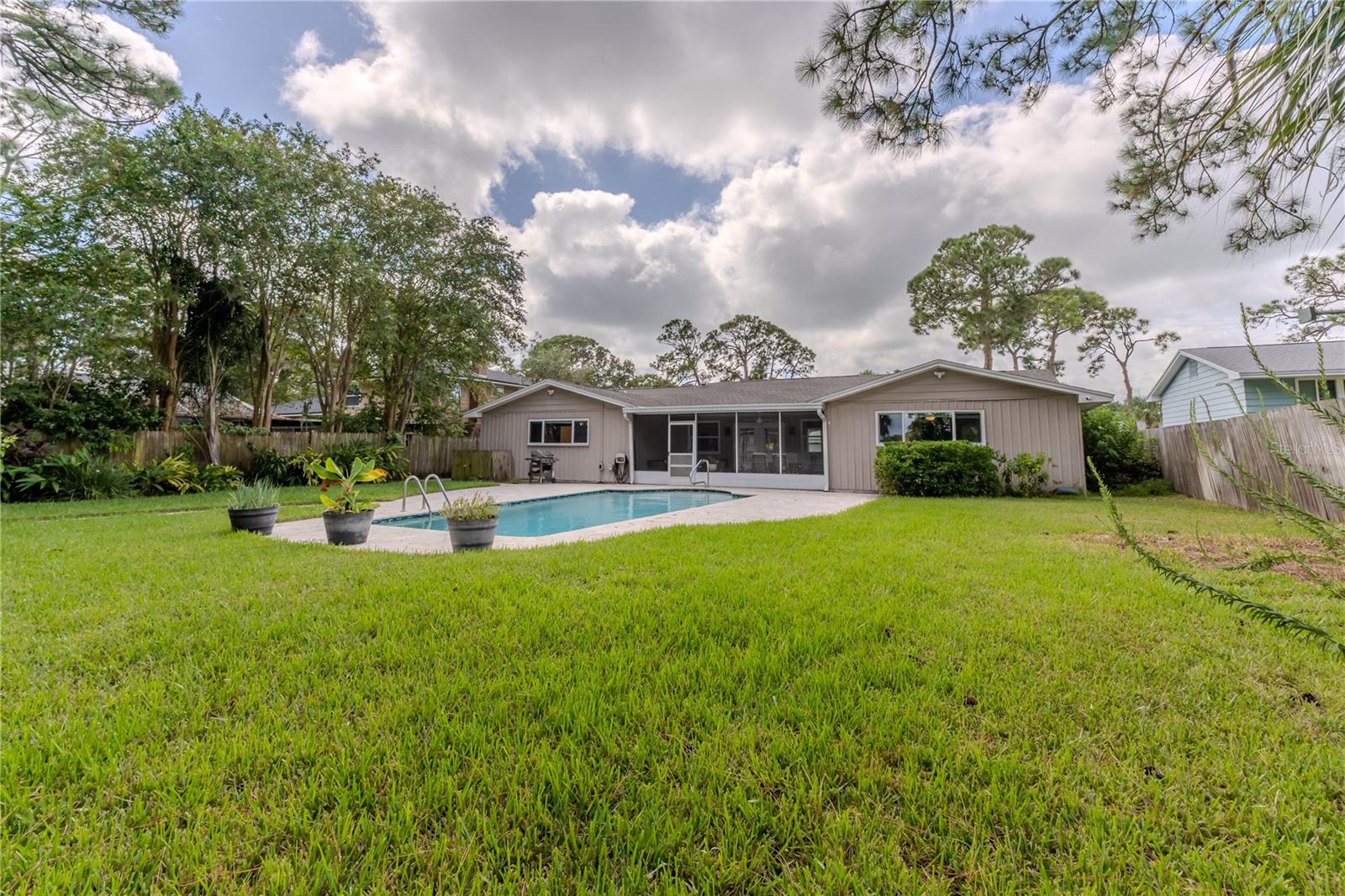 ENORMOUS BACKYARD-GREAT FOR ENTERTAINING