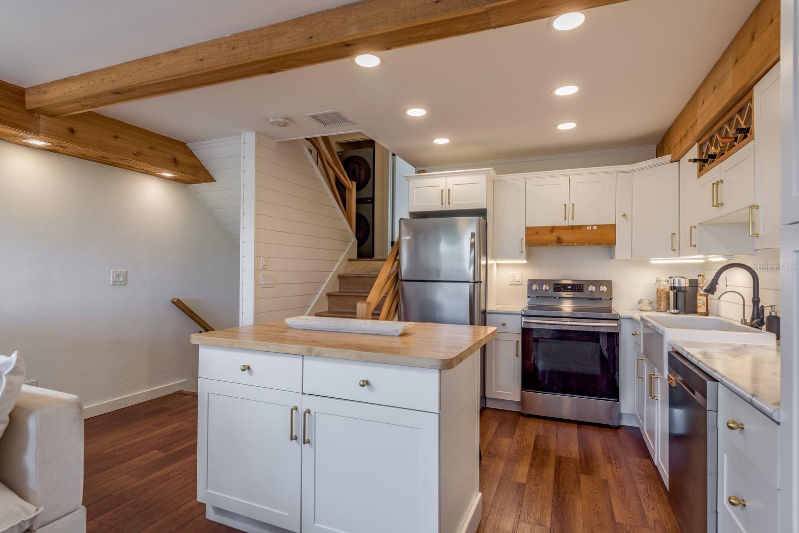 Kitchen w/ Moveable Island!!