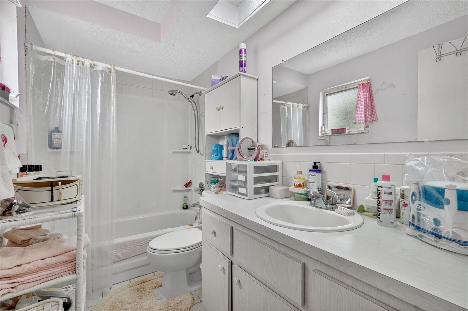 Ensuite bath to primary bedroom