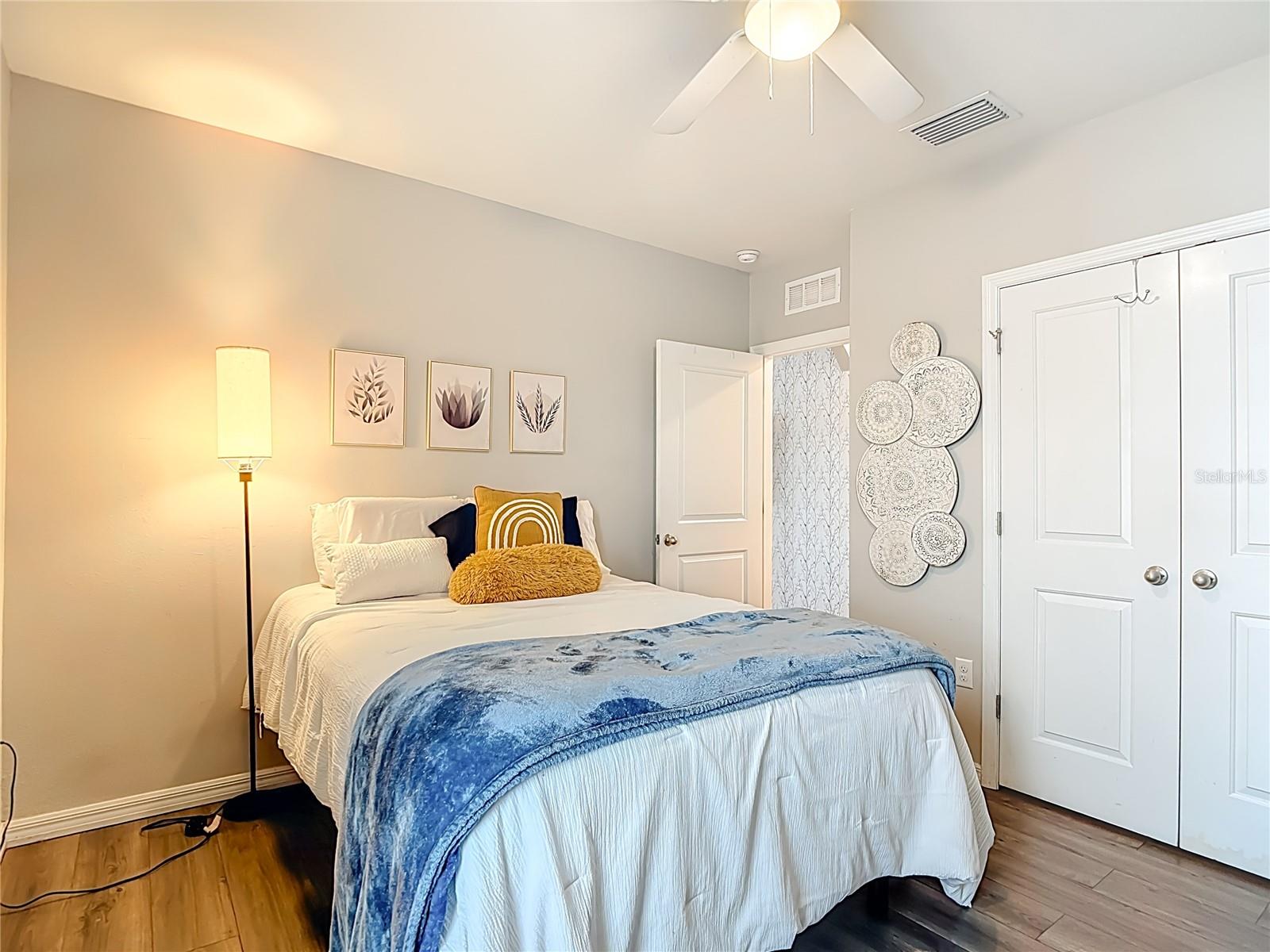 1st Floor Bedroom (Queen size)