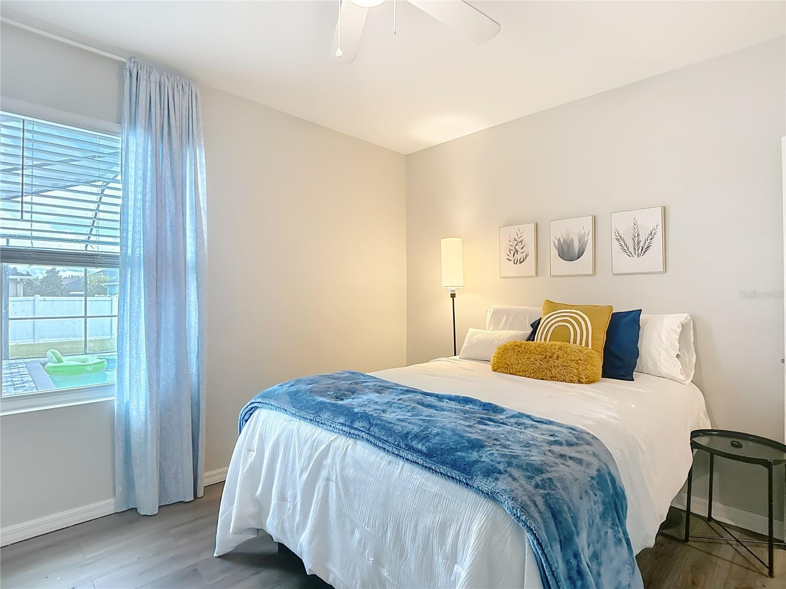 1st Floor Bedroom (Queen size)