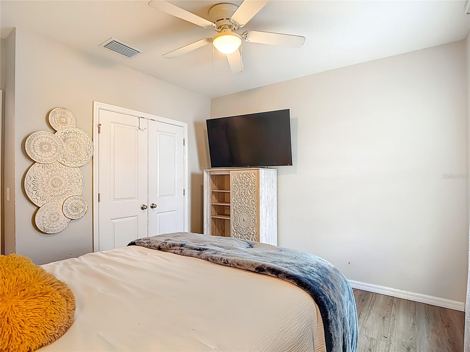 1st Floor Bedroom (Queen size)