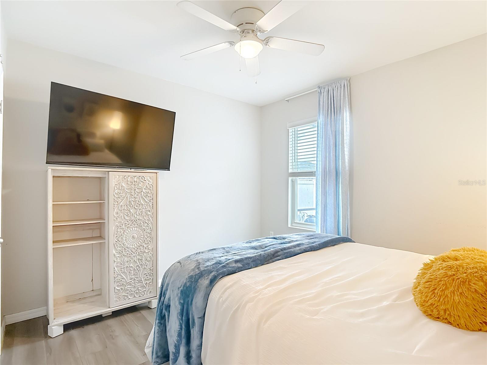 1st Floor Bedroom (Queen size)