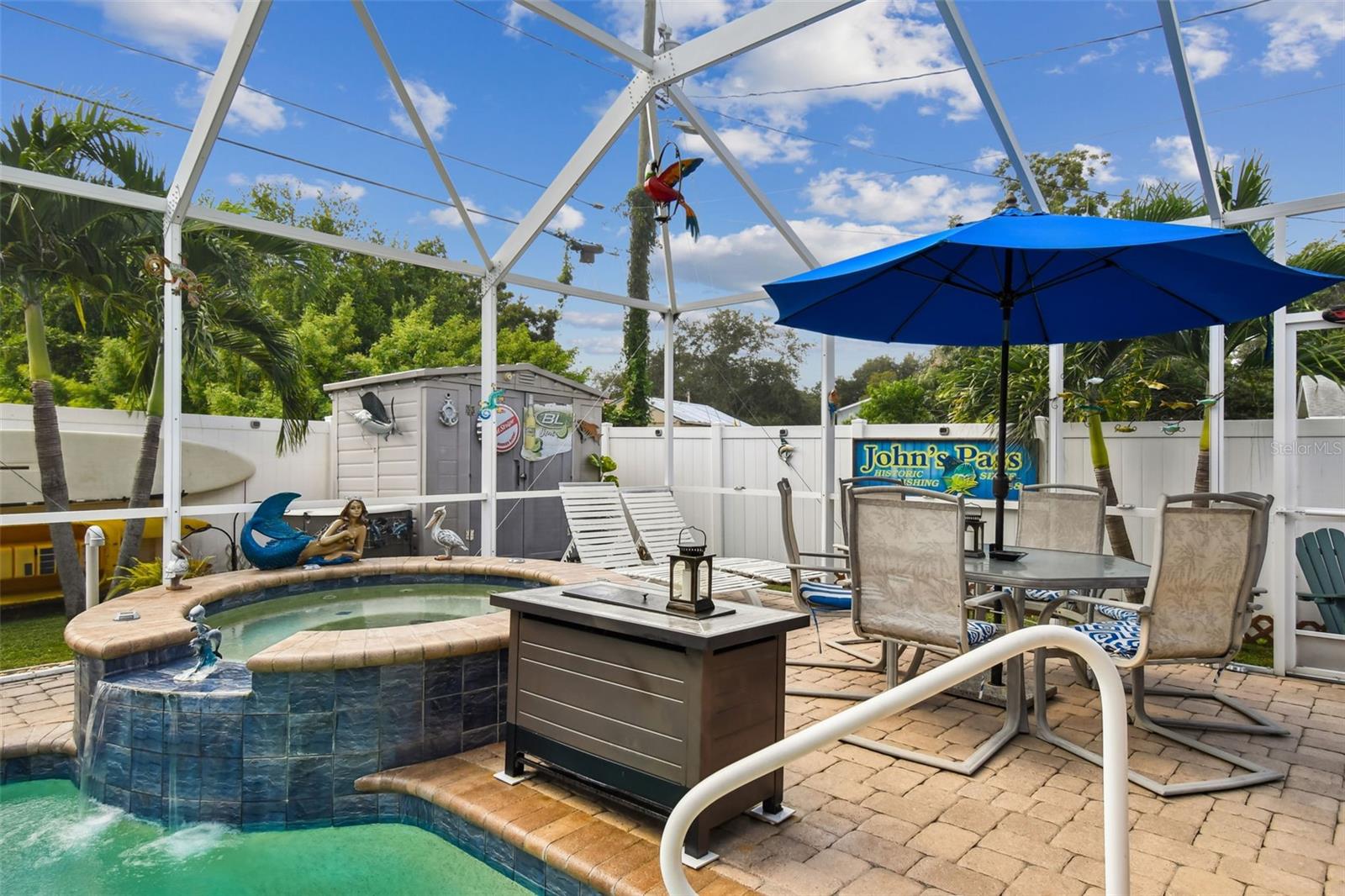 Spa and eating area.