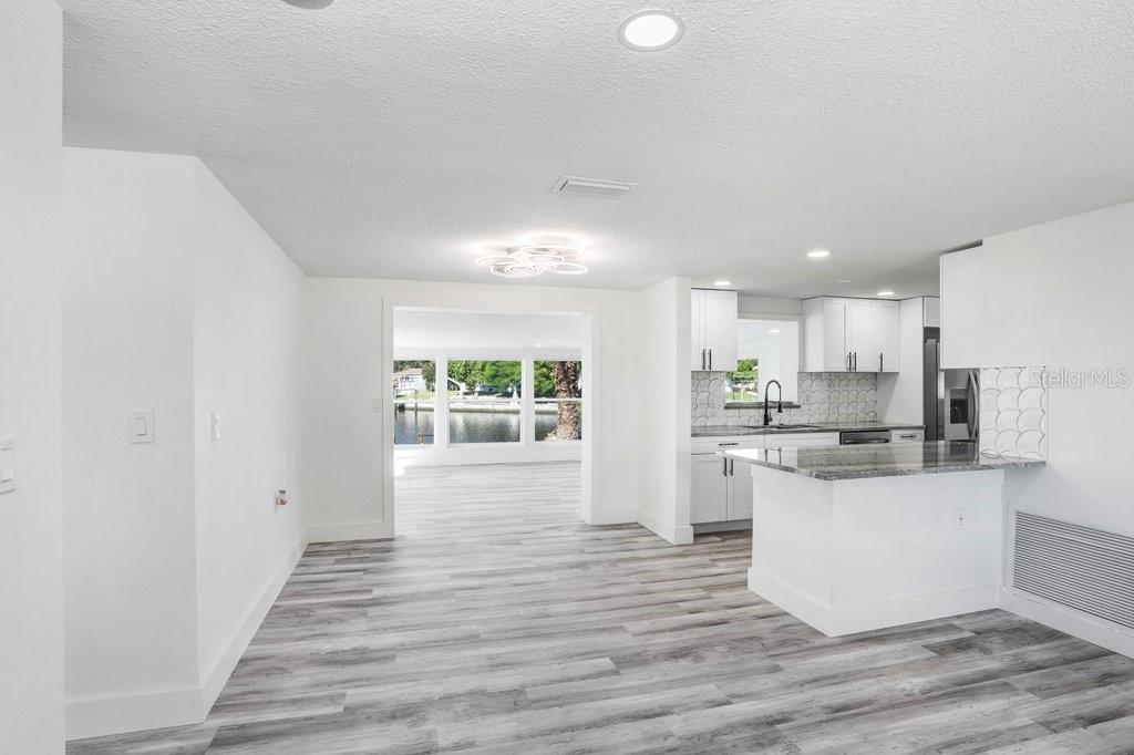 Breakfast Bar & Kitchen