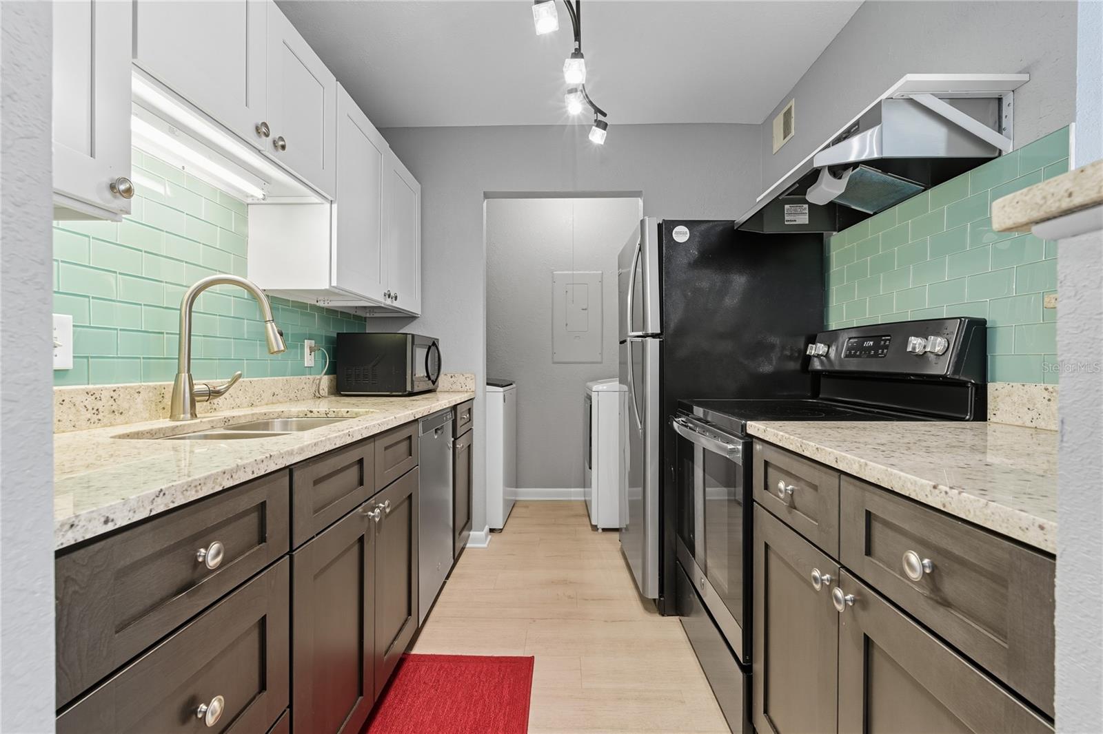 BEAUTIFULLY APPOINTED KITCHEN!