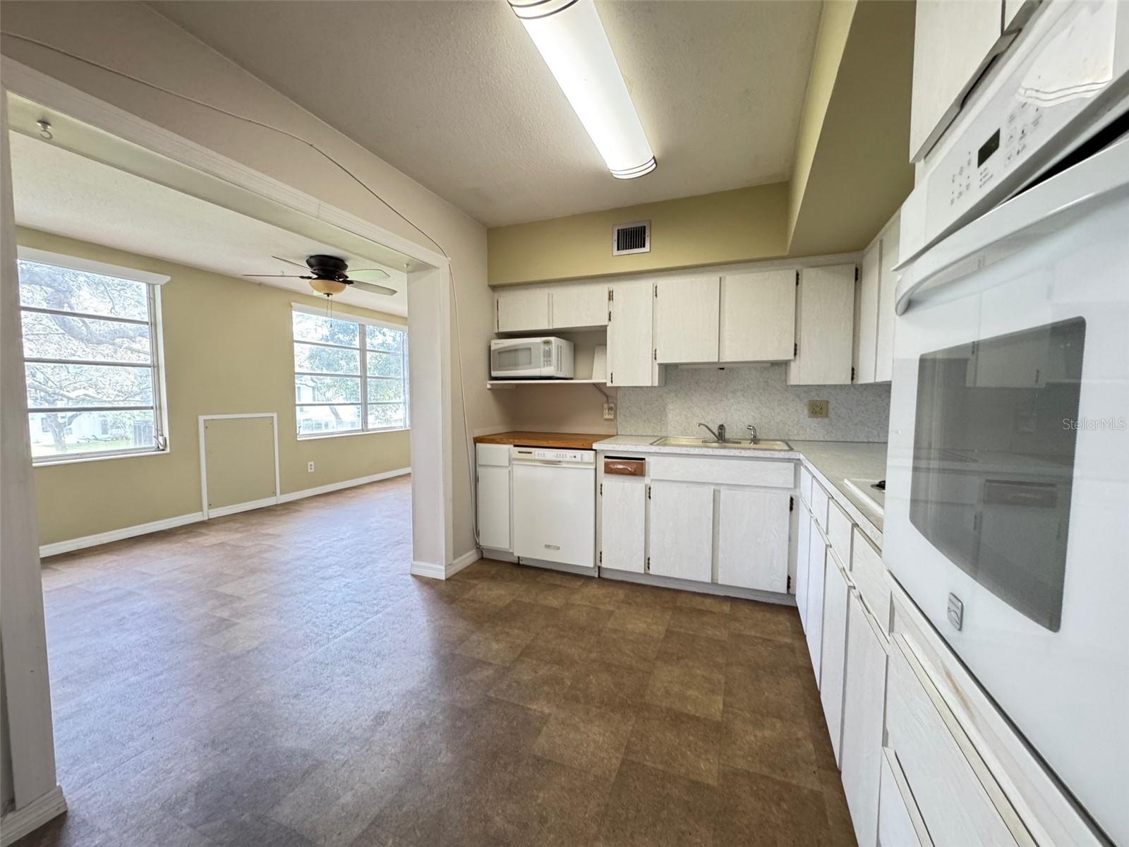Kitchen w/access to Florida Room