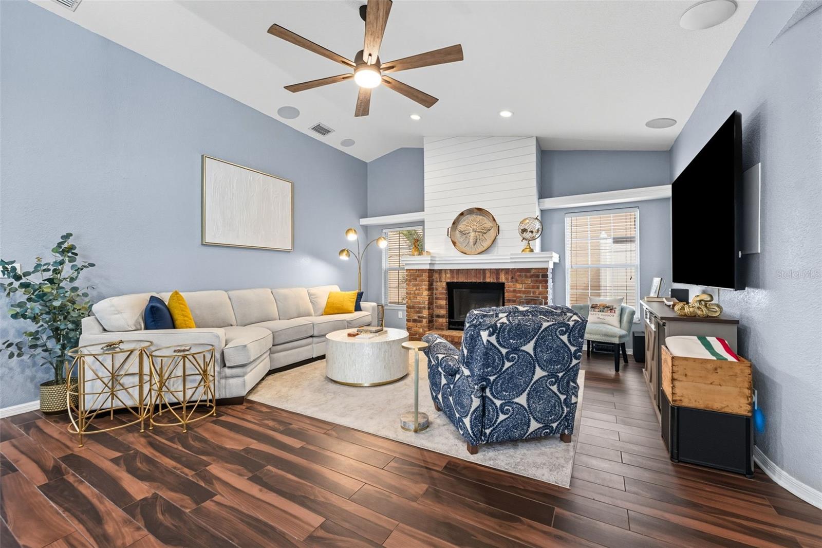 Kitchen and Living Room Combo!