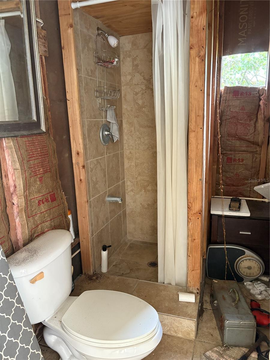 BATHROOM IN UTILITY ROOM