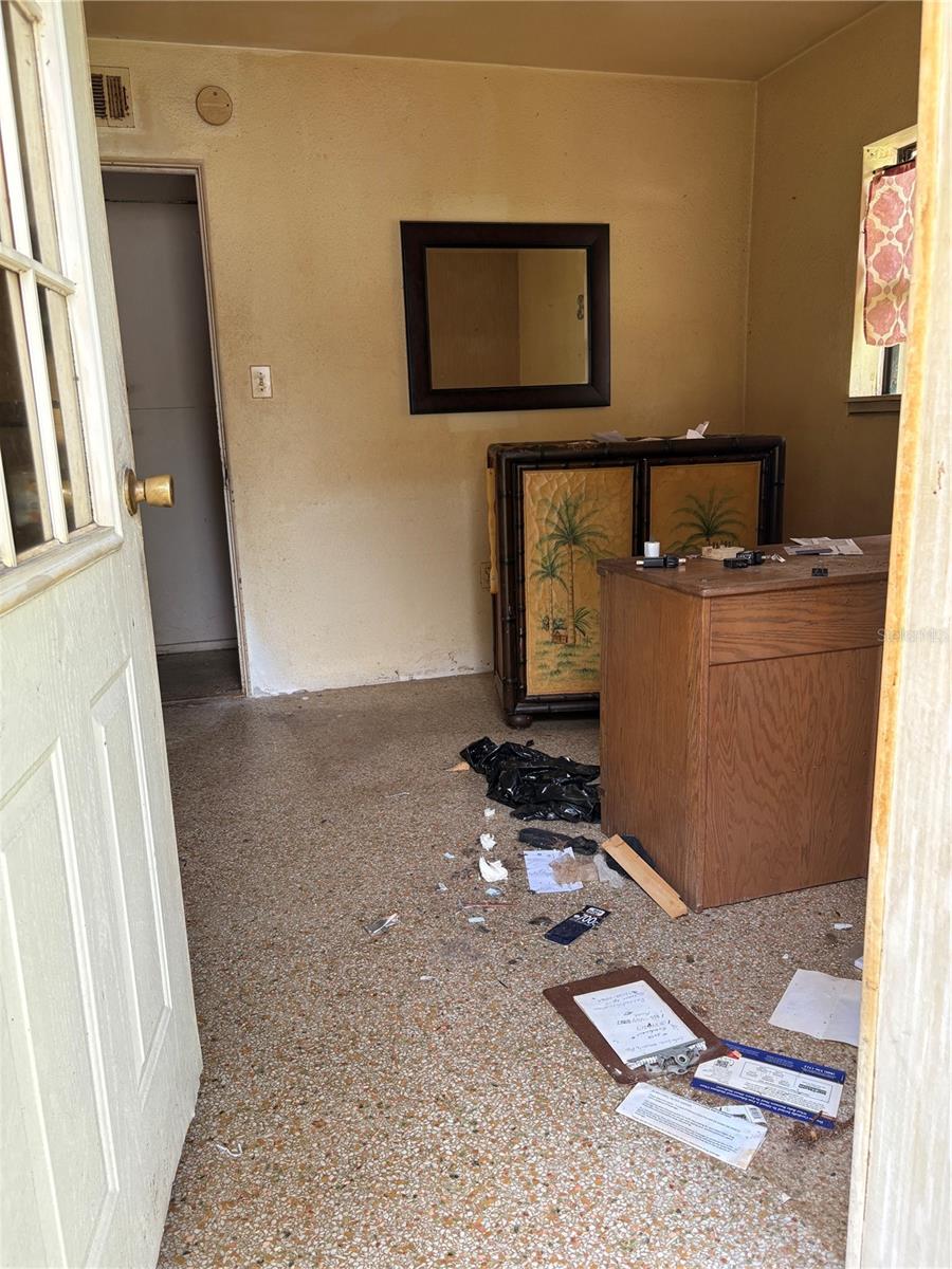 BEDROOM WITH REAR ACCESS