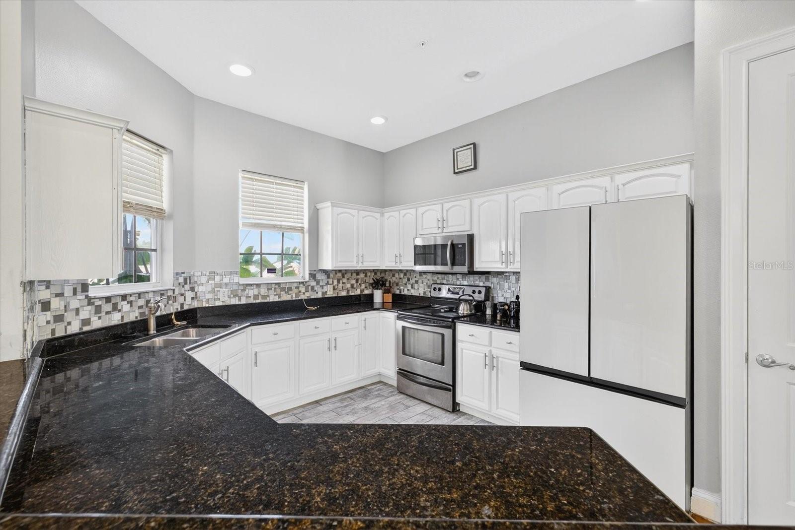 LARGE KITCHEN