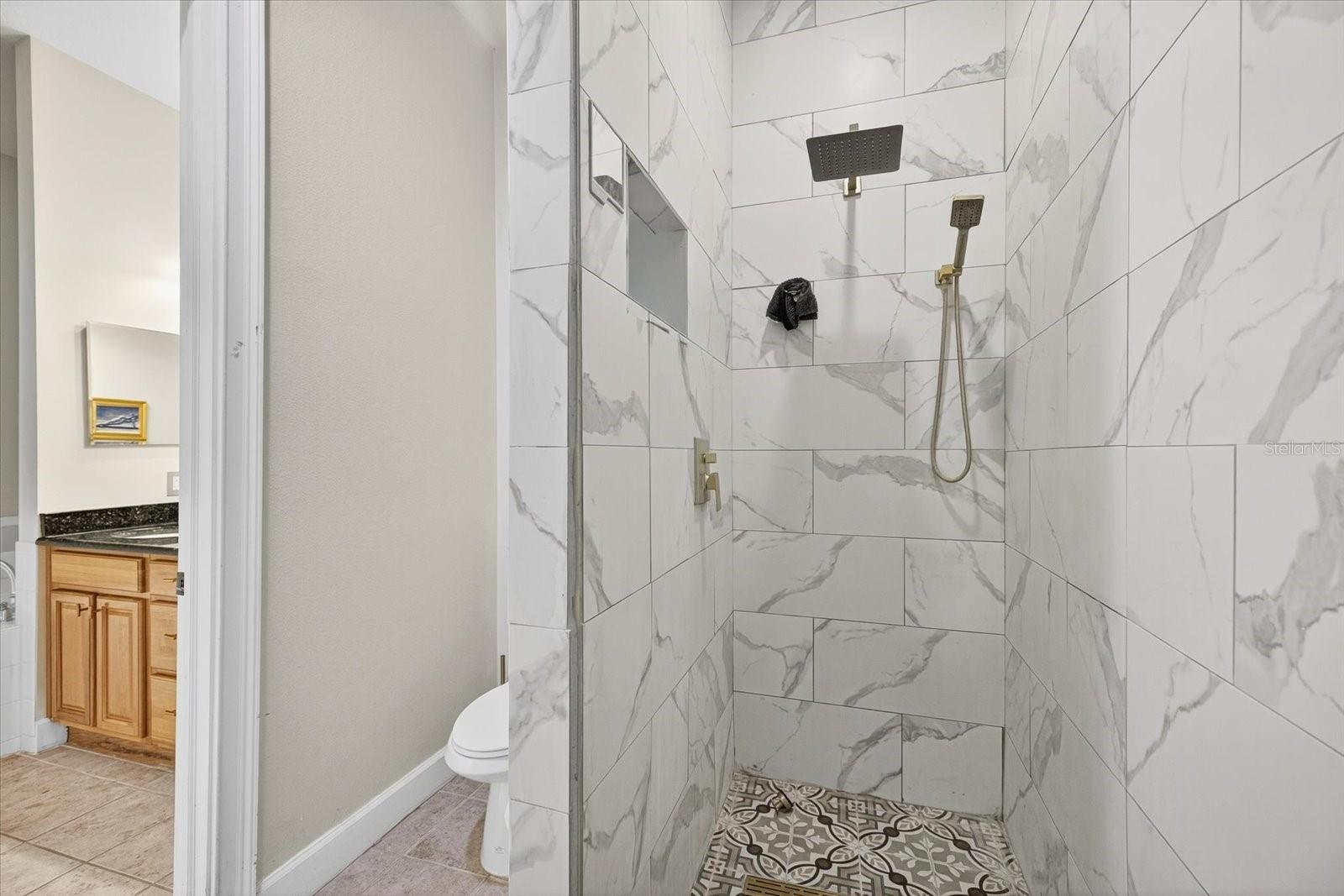 SEPERATE COMDOE & SHOWER