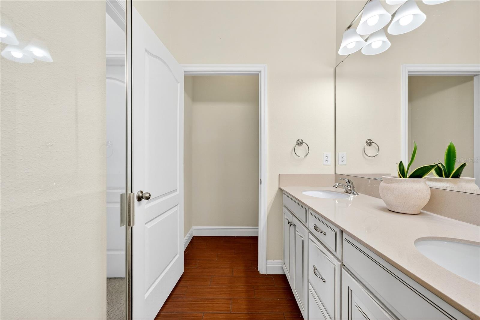 Master bath with dual sinks
