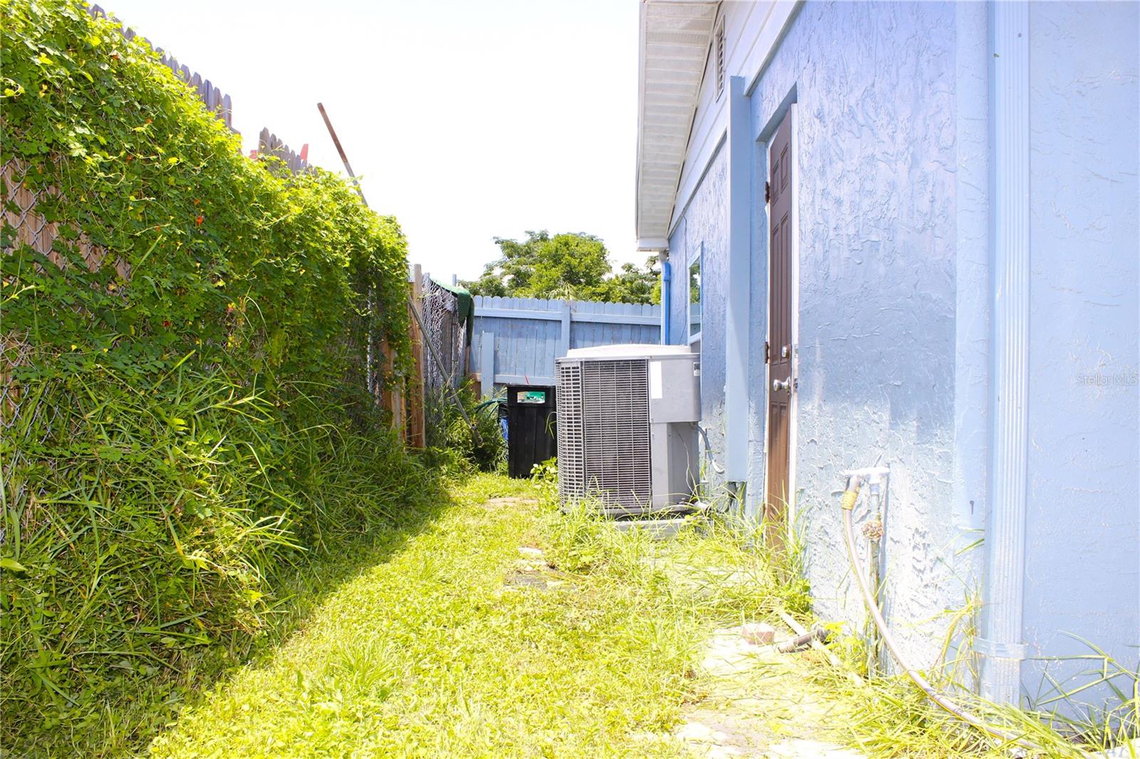 SIDE YARD