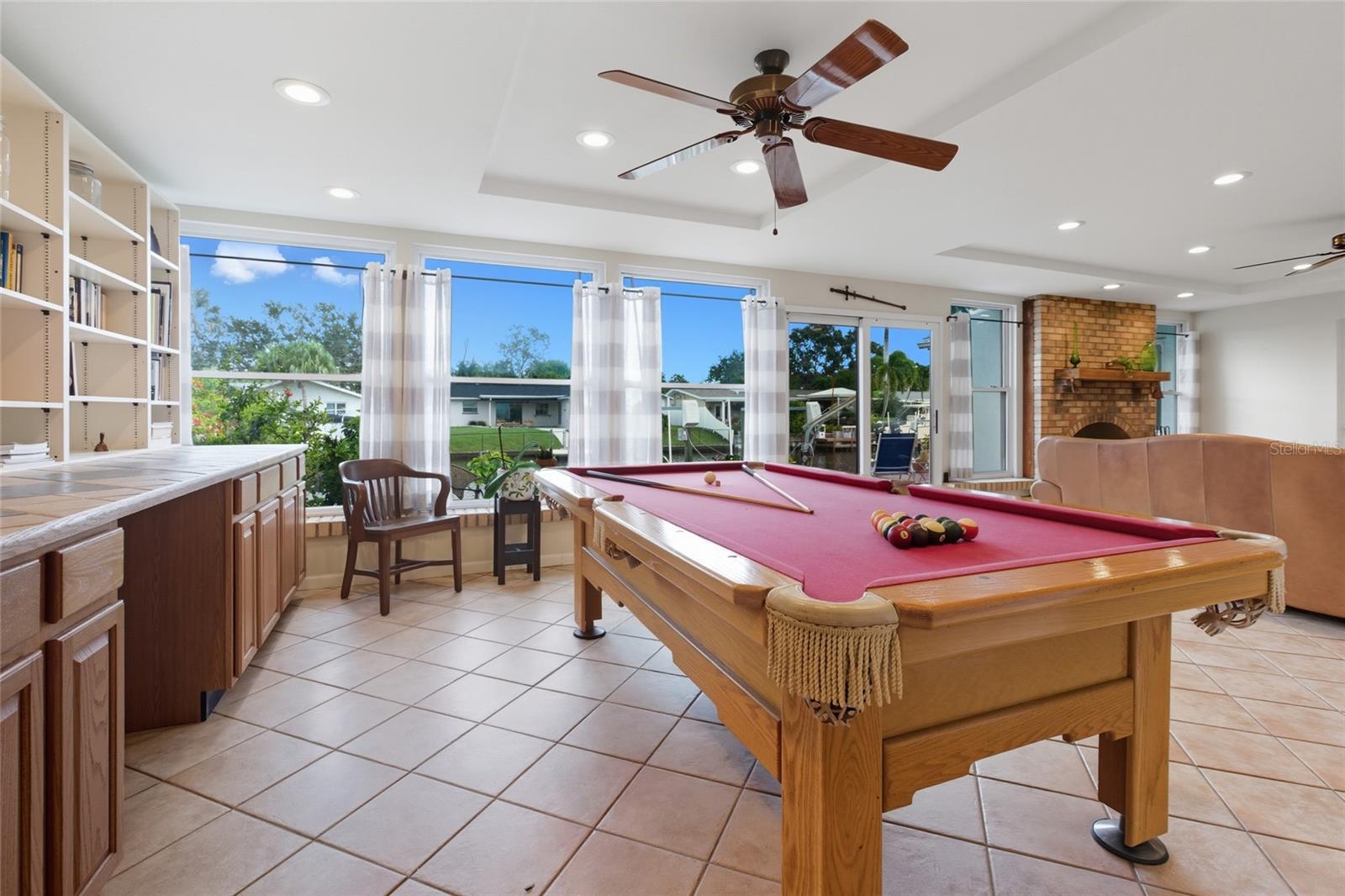 The pool table does convey!