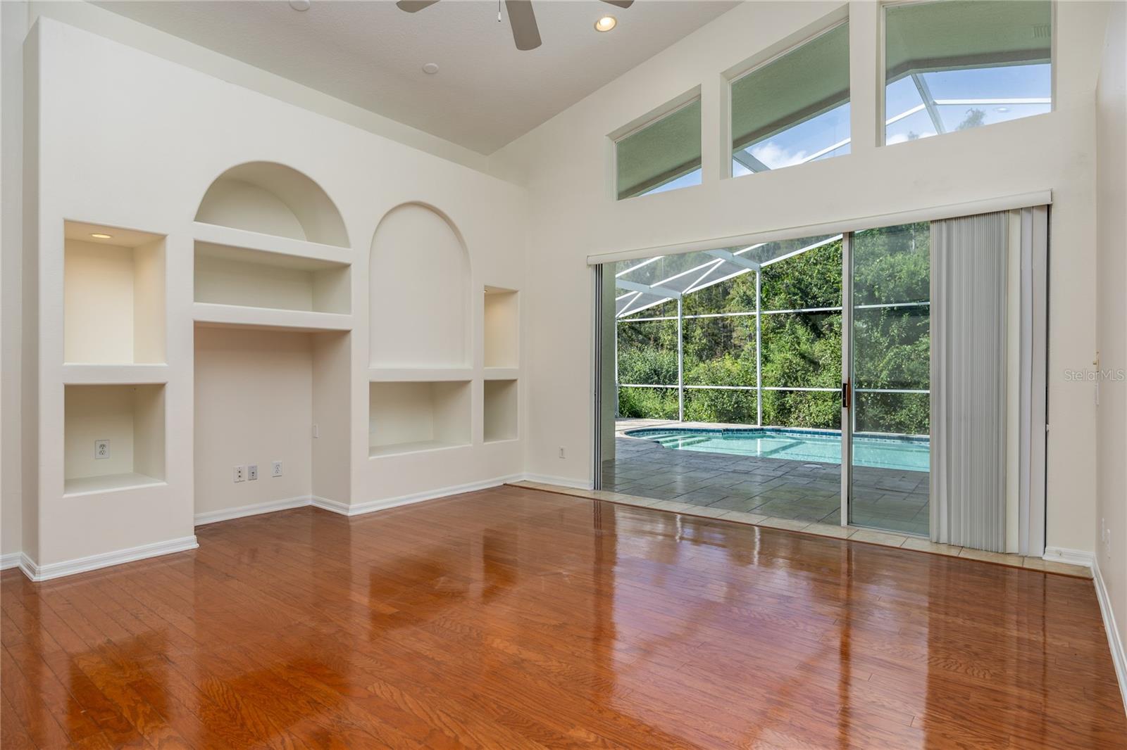 Large Living area overlooking Pool