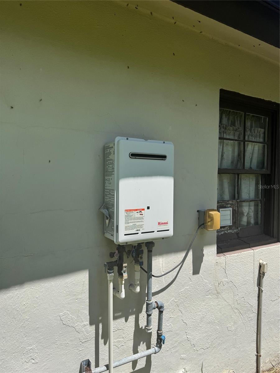 Tankless gas water heater