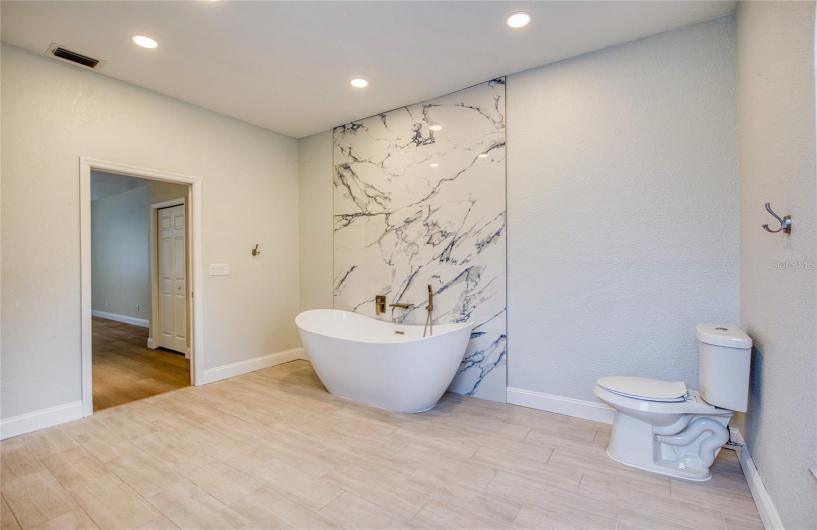 Stunning tub with granite feature