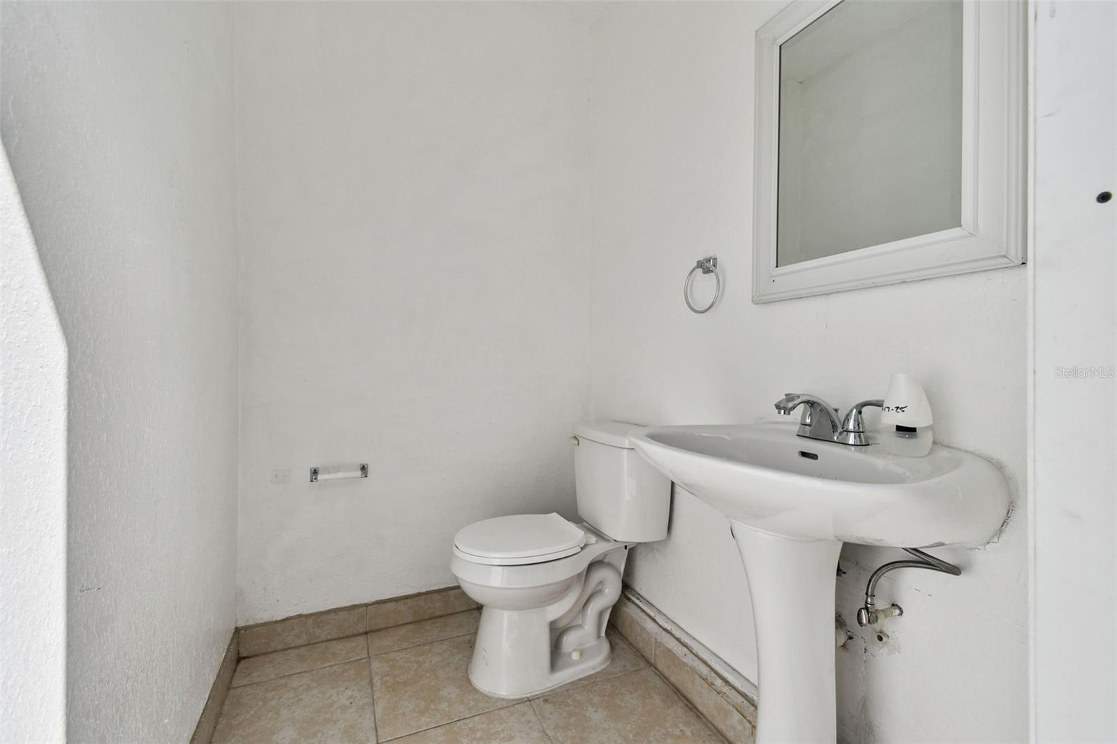 Pool 1/2 bath