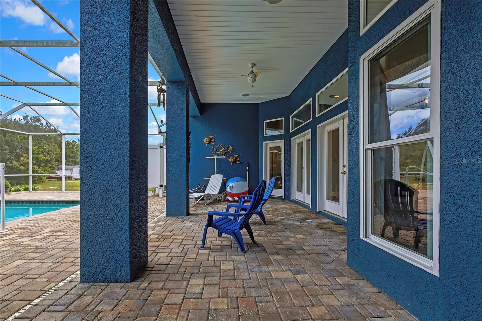 Large covered area in lanai.
