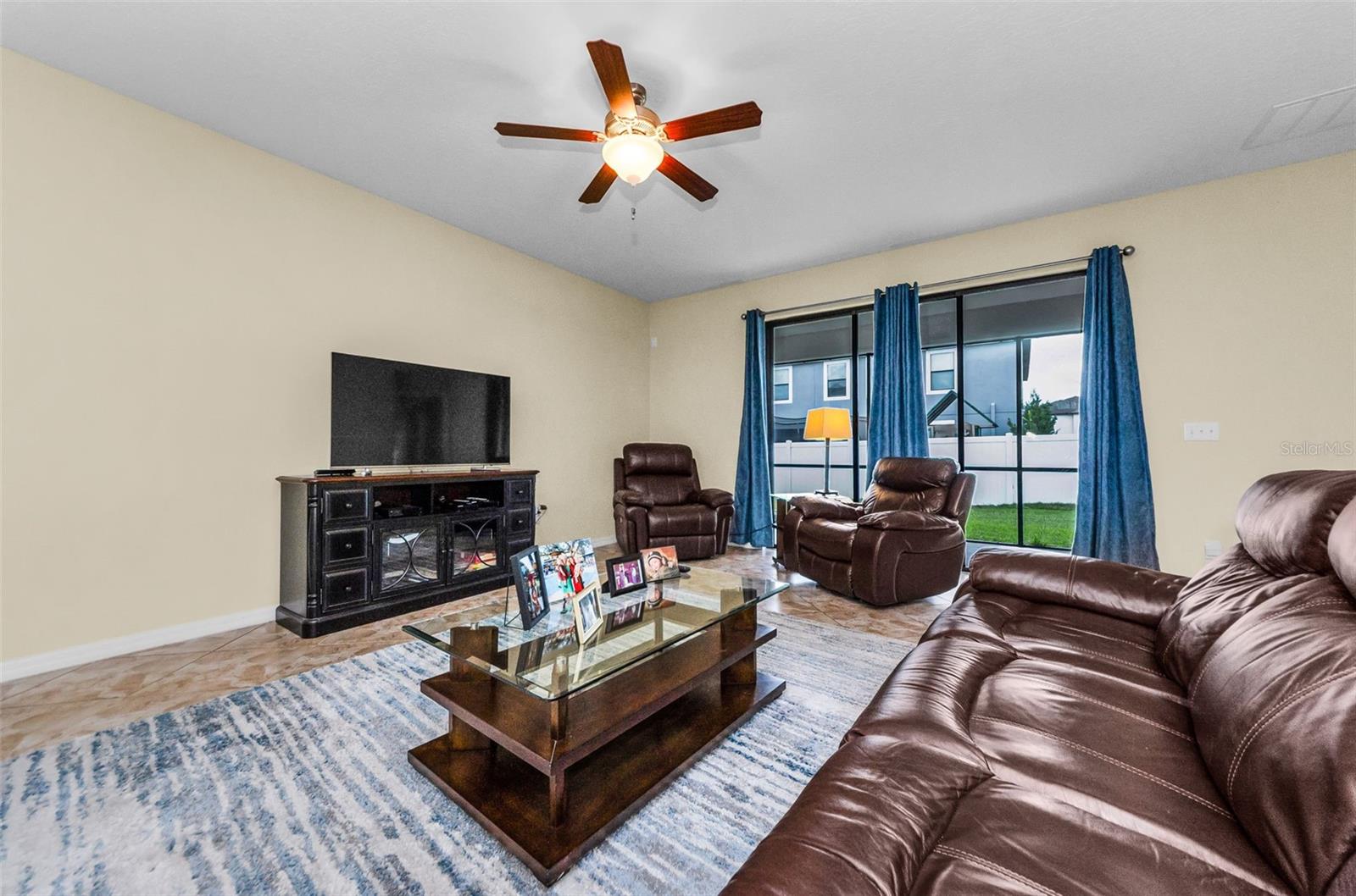 SPACIOUS, OPEN AIRY LIVING ROOM