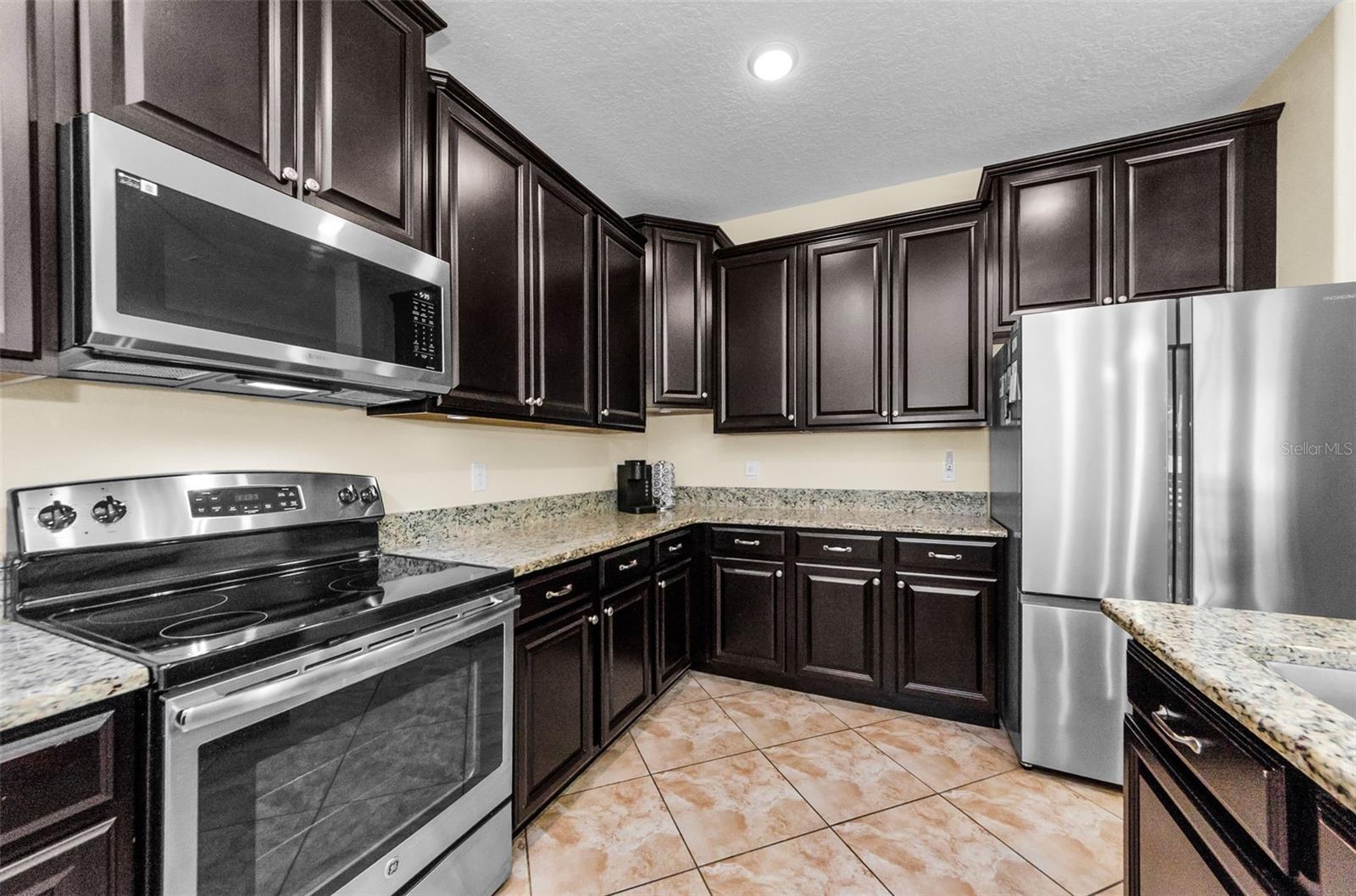LOOK AT ALL THAT COUNTER SPACE!