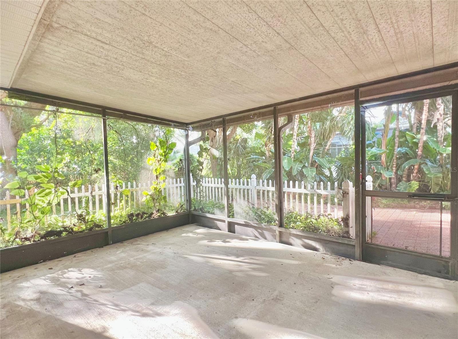 Back screen Lanai